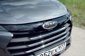 Продажи JAC в России рухнули на 52% за два месяца: китайский бренд спасает только пикап T9