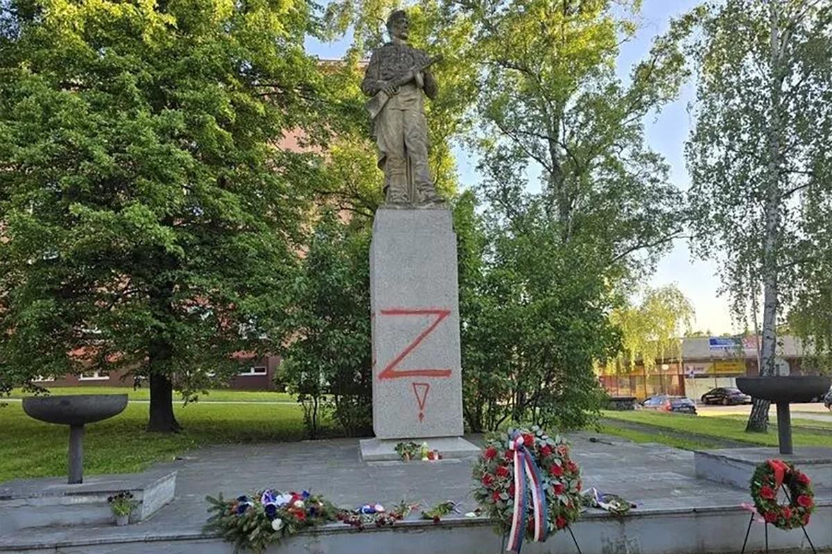 В Пршерове вандалы осквернили памятник красноармейцу