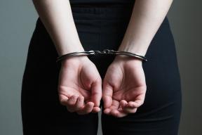 Расплата спустя десятилетия: новозеландка осуждена за связь с 14-летним кузеном