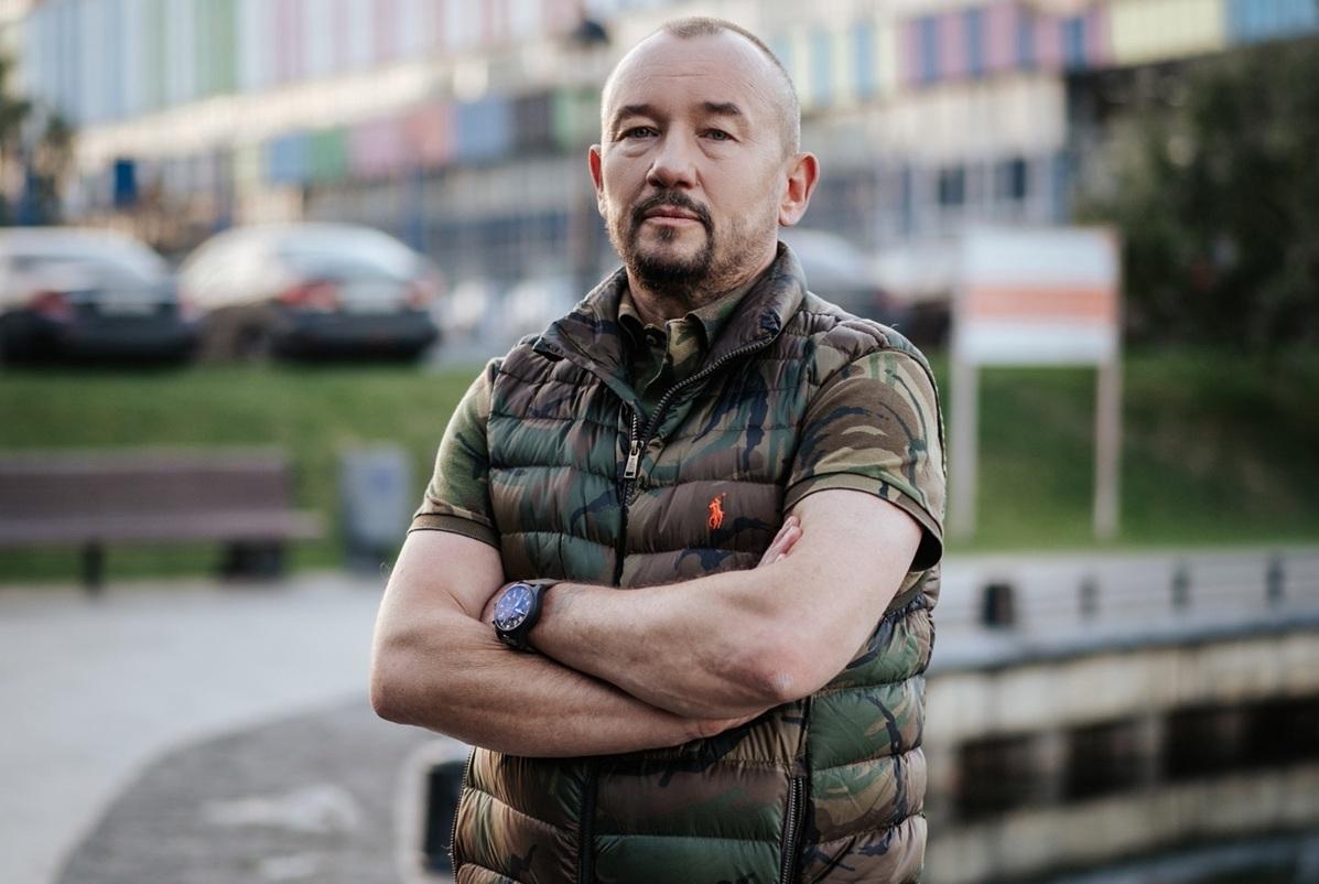 Десантник, мат в эфире и уход спустя 9 лет: Почему исчез скандальный ведущий Первого канала?