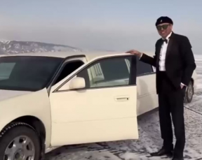 Экс-мэр Иркутска показал необычное представление на льду Байкала