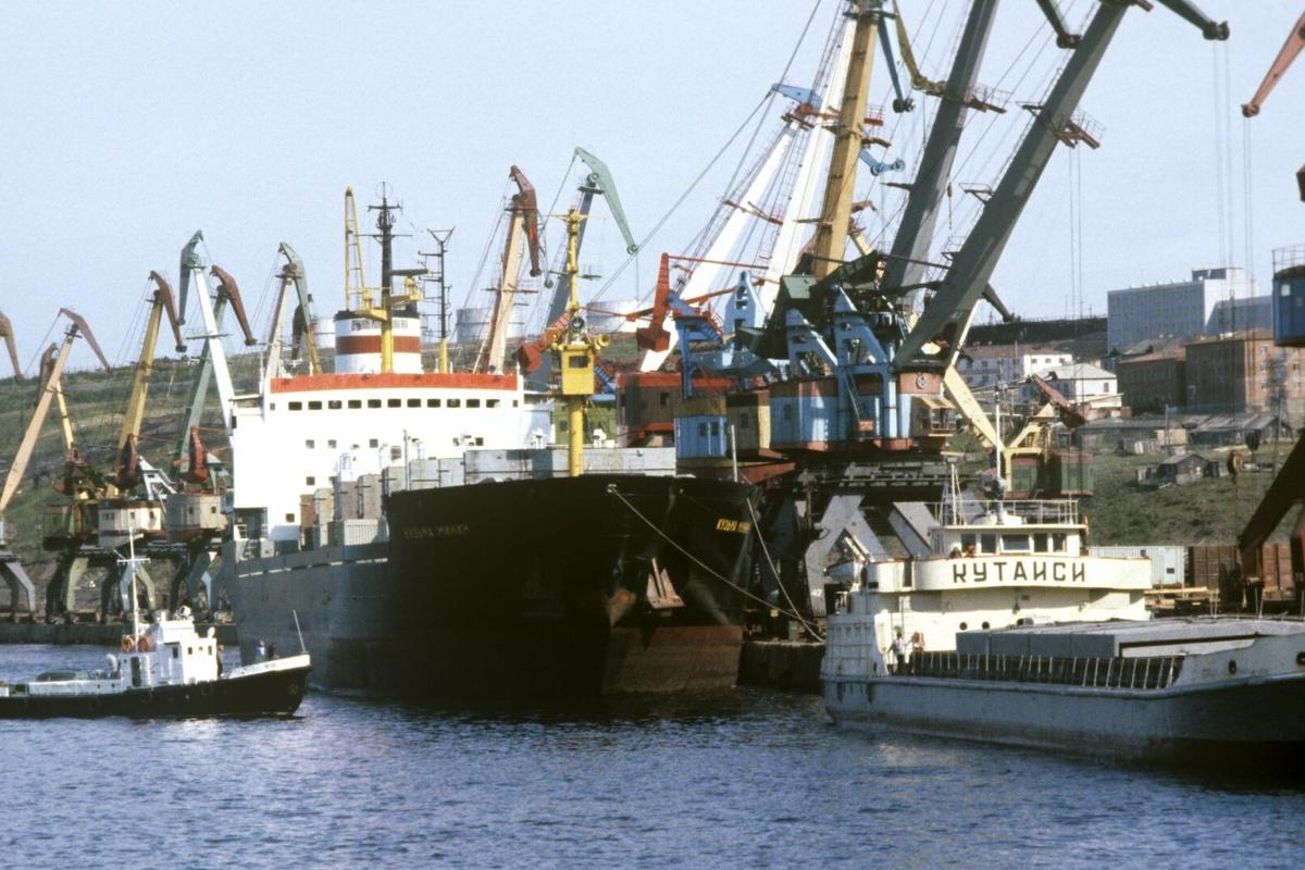 Во время бункеровки мазута в порту Петербурга часть нефтепродуктов попала в воду