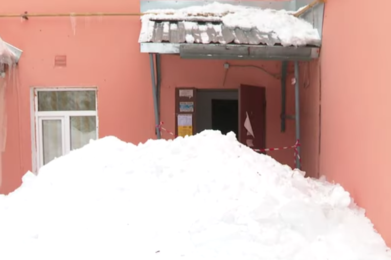 Жители одного из домов в Иваново оказались заложниками сугроба