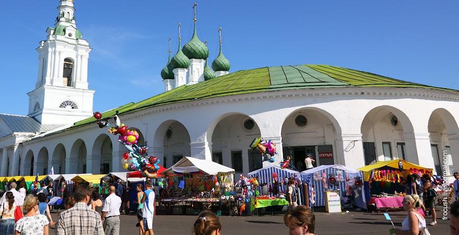 Мелкому бизнесу, квартирующему в торговых рядах Костромы, предписано поменять вывески