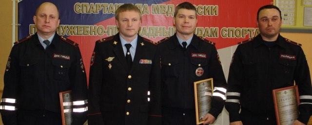 В Красноярске лейтенанта МВД лишили премии из-за улыбки на совещании