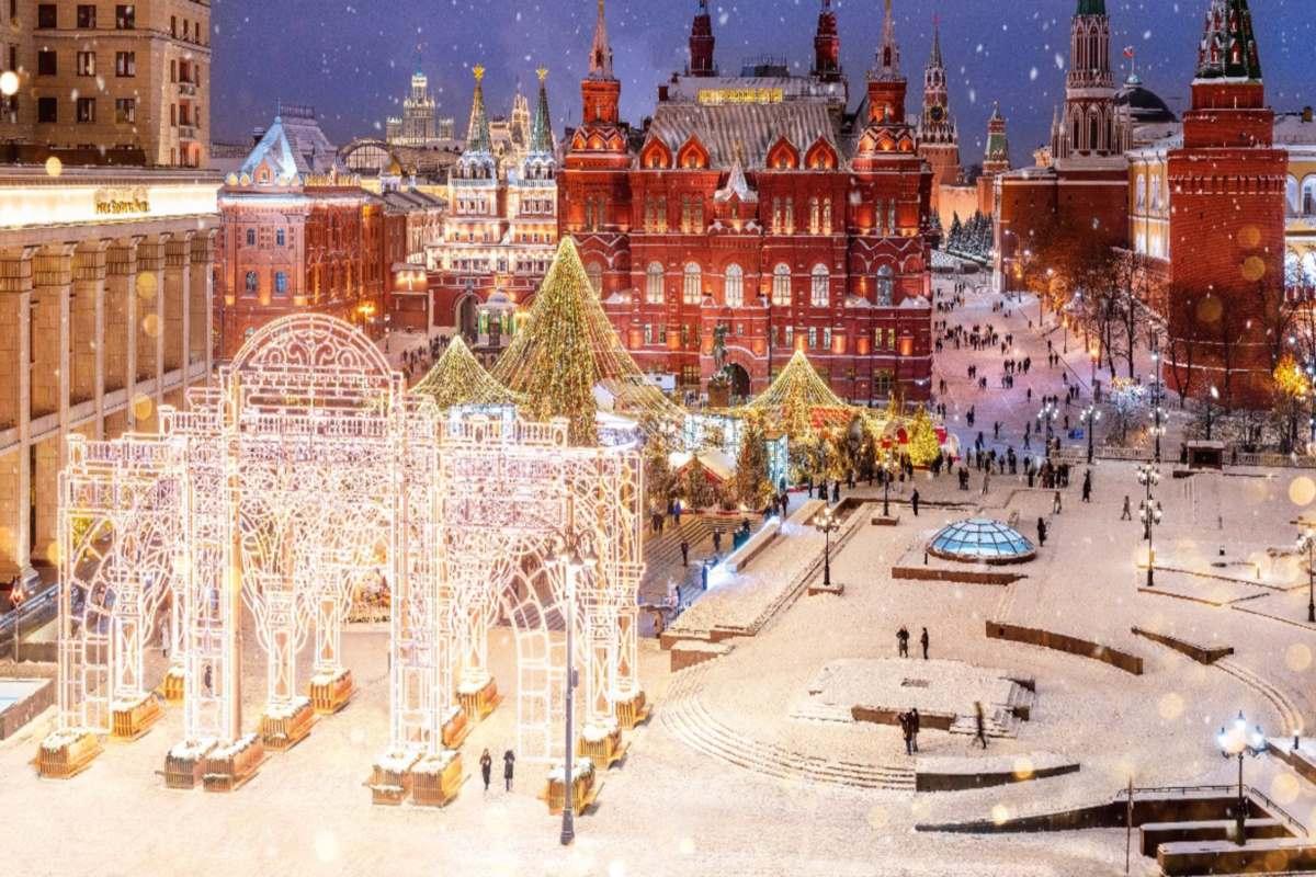 Подавляющее большинство опрошенных москвичей позитивно оценивают новогоднее оформление столицы