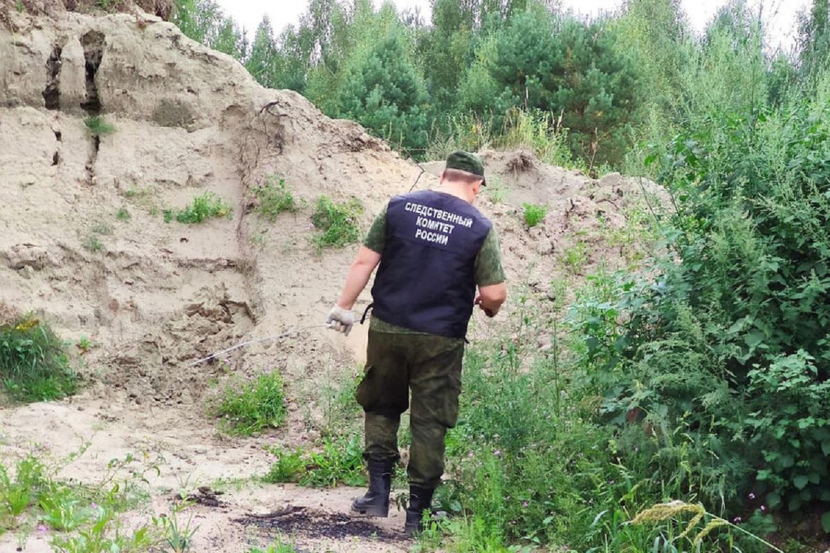 Двух мальчиков нашли мертвыми под обвалившимся песком на склоне песчаного карьера под Брянском