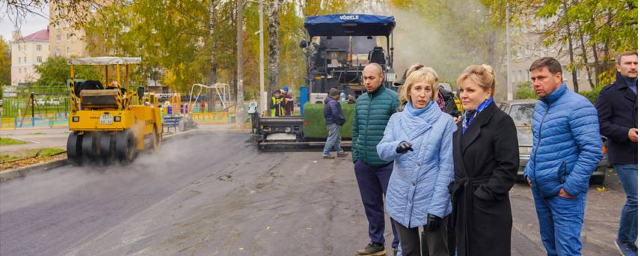 Алена Сокольская проинспектировала работы на территории самого большого двора в Клину