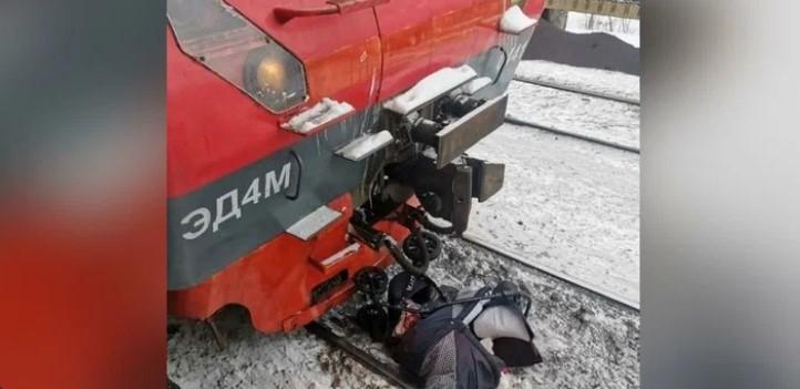 В Балашихе коляска с 4-месячным ребенком упала с перрона перед поездом