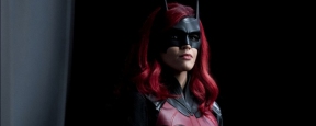 Актриса, сыгравшая Бэтвумен в сериале, покинула съемки