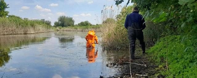 При купании в оросительном канале под Саратовом утонули мужчина и 14-летний мальчик