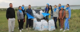 В Туве работники библиотеки очистили от мусора берег озера Чагытай