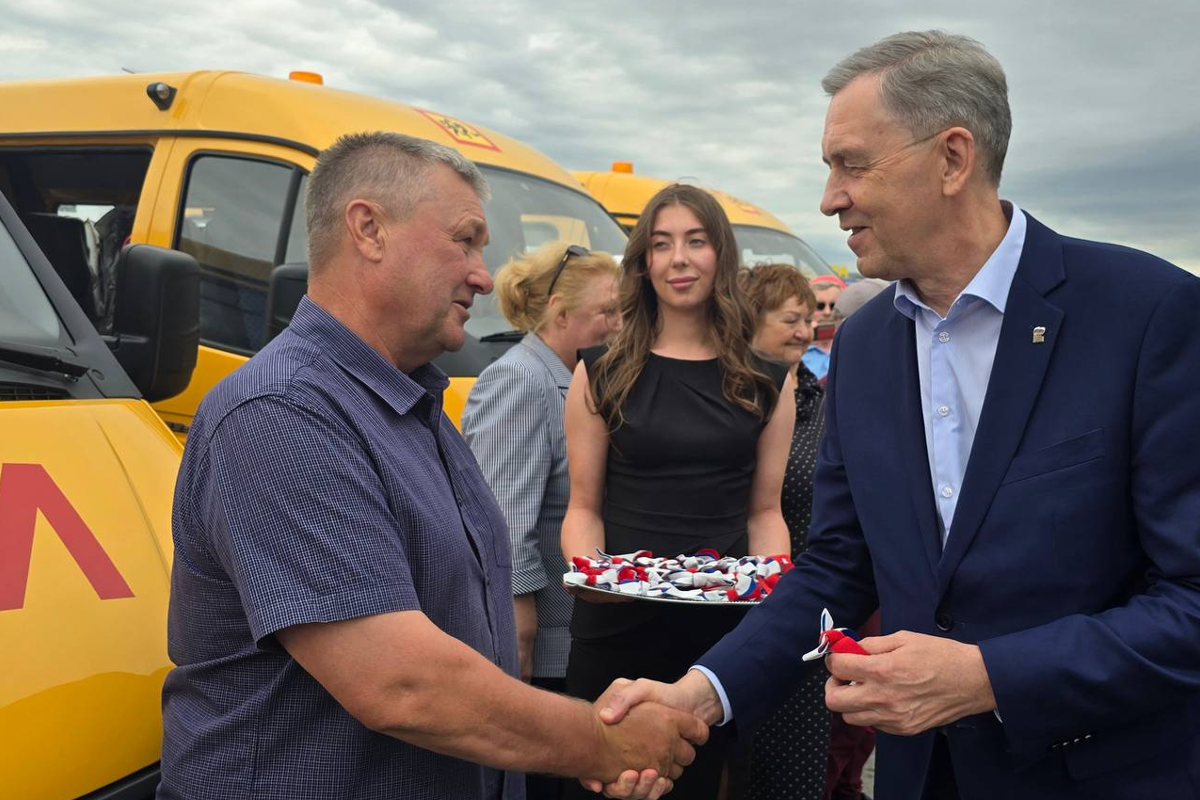Спикер Заксобрания Омской области Александр Артемов поучаствовал в передаче новых автобусов школам