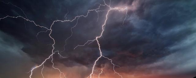 В Кемеровской области 14-летняя девочка выжила после удара молнии