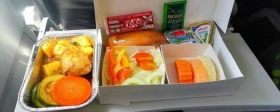 Бортпроводница объяснила, почему еда в самолете невкусная