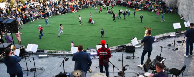В Астрахани проходит фестиваль «Музыка на траве»