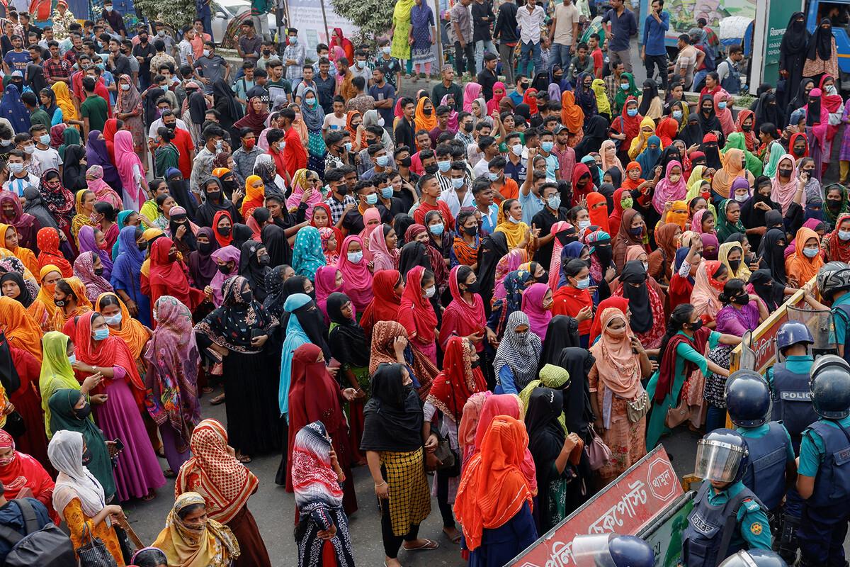 Индия эвакуировала 4,5 тыс. студентов из Бангладеш, где не прекращаются беспорядки