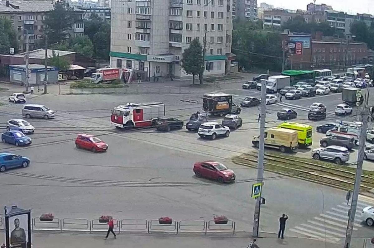 На проспекте Победы в Челябинске обвалился асфальт, в ловушку угодила легковая машина