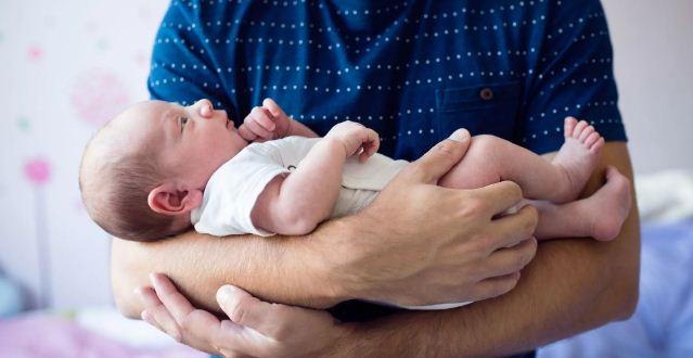 Депутат Госдумы предложил предоставить отцам дополнительный отпуск по случаю рождения ребенка