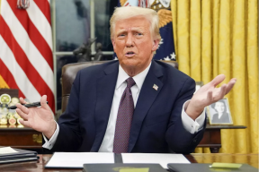 Трамп подарил во время визита Токаева символический ключ от Белого дома и бейсболку