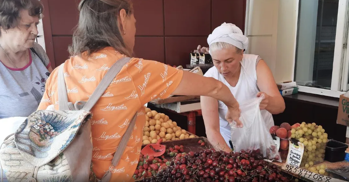 Экономист предсказала повышение стоимости овощей и фруктов в России в летний период 2025 года