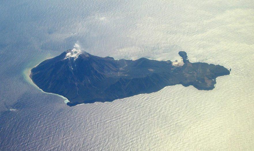 В Японии опасность извержения вулкана Митаке подняли до третьего из пяти
