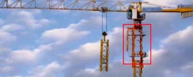 В Екатеринбурге с башенного крана упали трое строителей