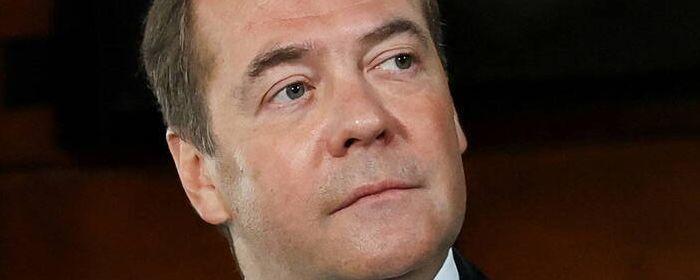 Медведев: РФ сама обеспечивает себя всем вооружением, ВПК работает в три смены