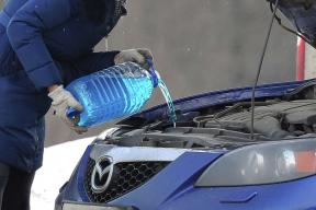 Эксперт объяснил, почему безопасно смешивать незамерзайку с водой