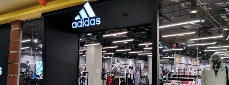 Компания Adidas объявила о приостановке продаж в России