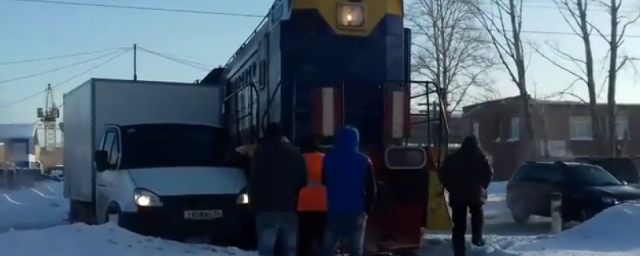 В Омске тепловоз протаранил грузовую «ГАЗель»