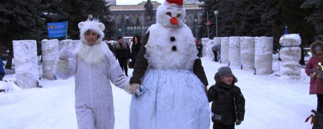 В Красноярске прошел традиционный парад Снеговиков