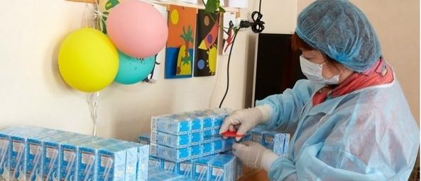 В школах Южно-Сахалинска раздают продуктовые наборы для детей