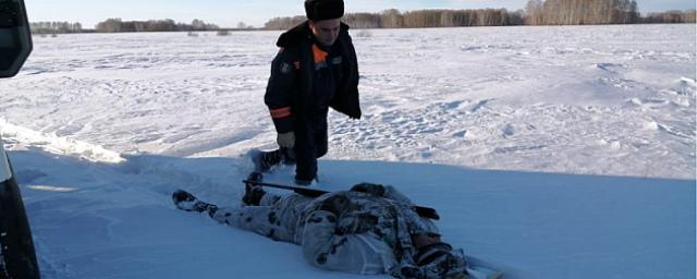 Новосибирские спасатели протащили больного по снегу на волокушах