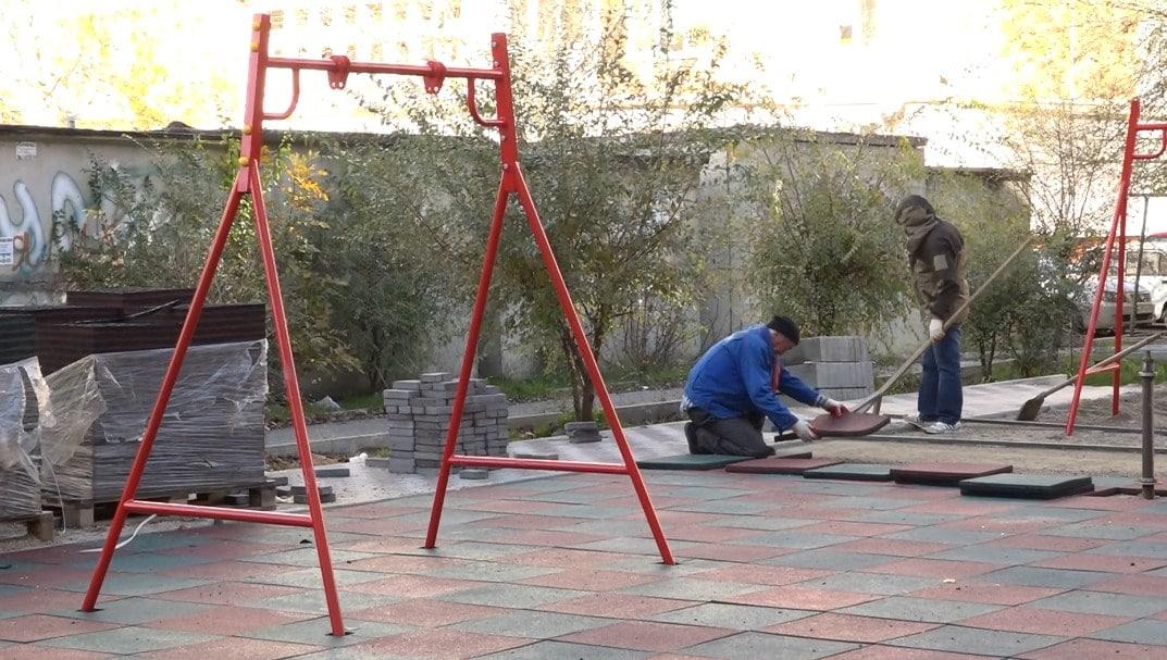 В Черкесске благоустраивают детскую площадку на улице Балахонова