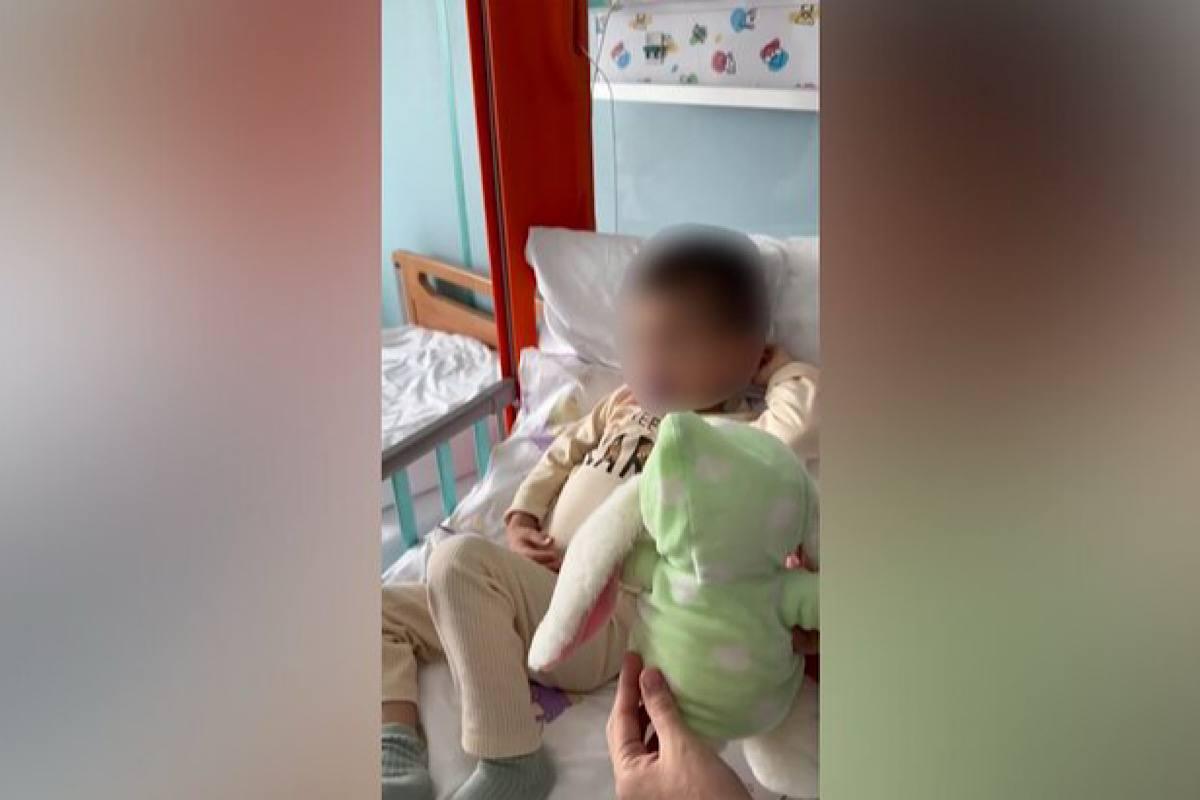 Двухлетнего ребенка, которого мужчина бросил на пол в Шереметьево, выписали из больницы