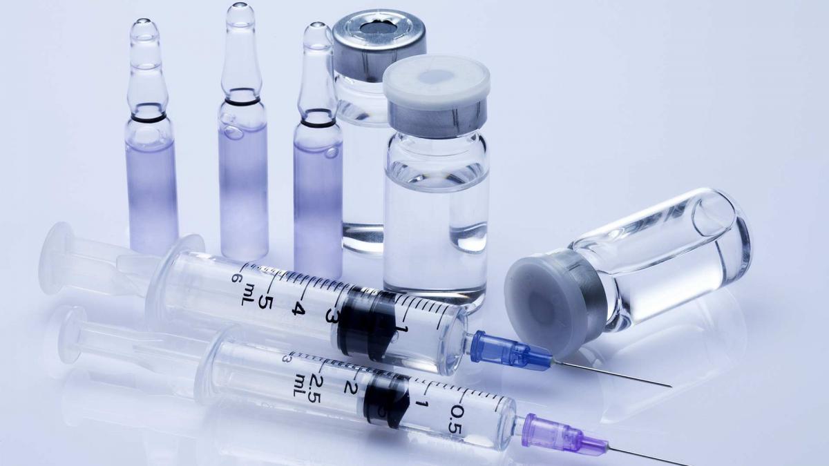 Росздравнадзор ответил на инициативу отложить регистрацию вакцины