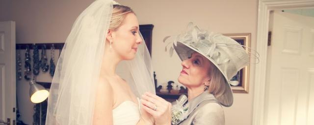 Жительница Британии удивилась, когда ее мать попросила заменить сестру-близнеца на свадьбе