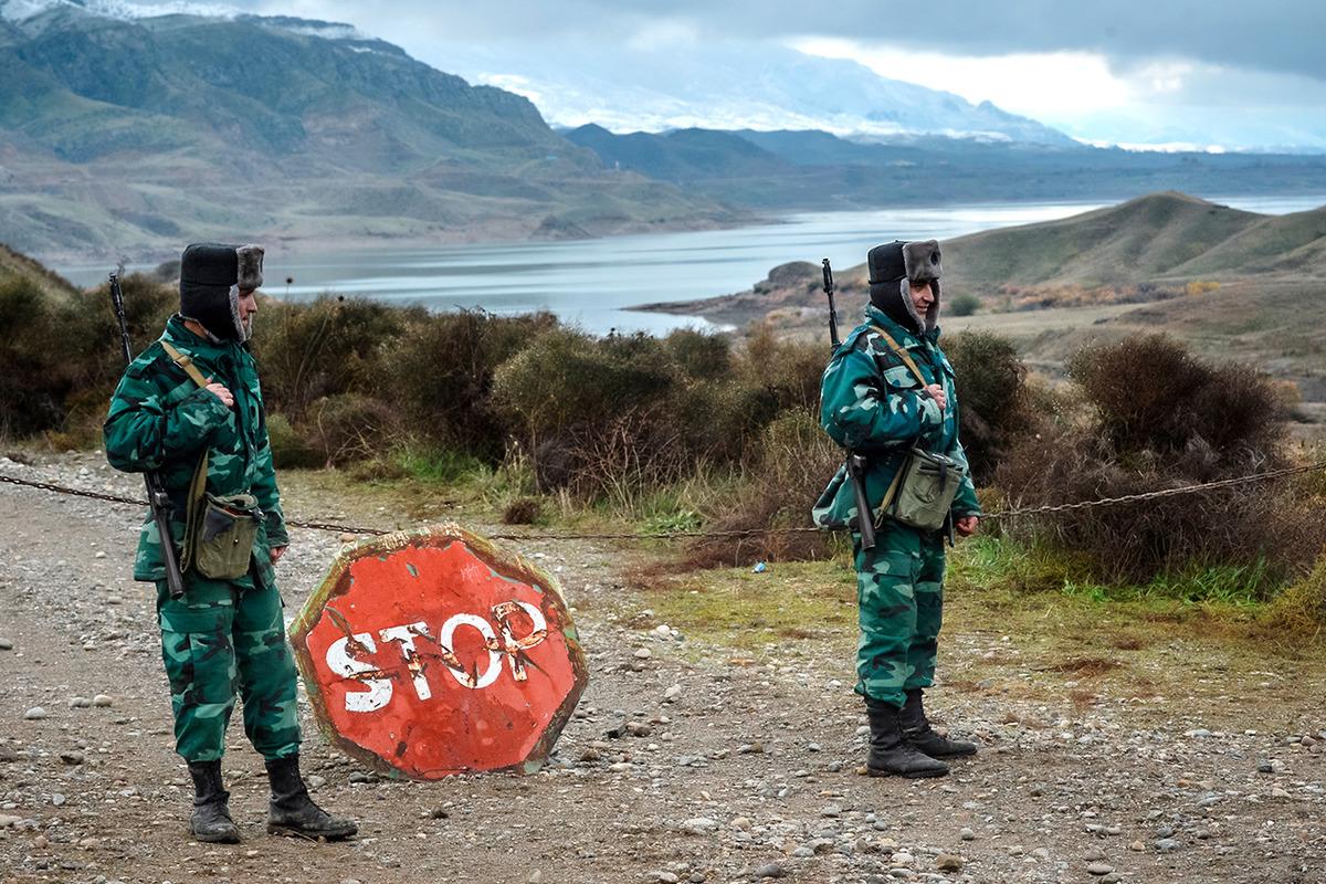МИД Азербайджана: Наши войска контролируют четыре села на новой границе с Арменией