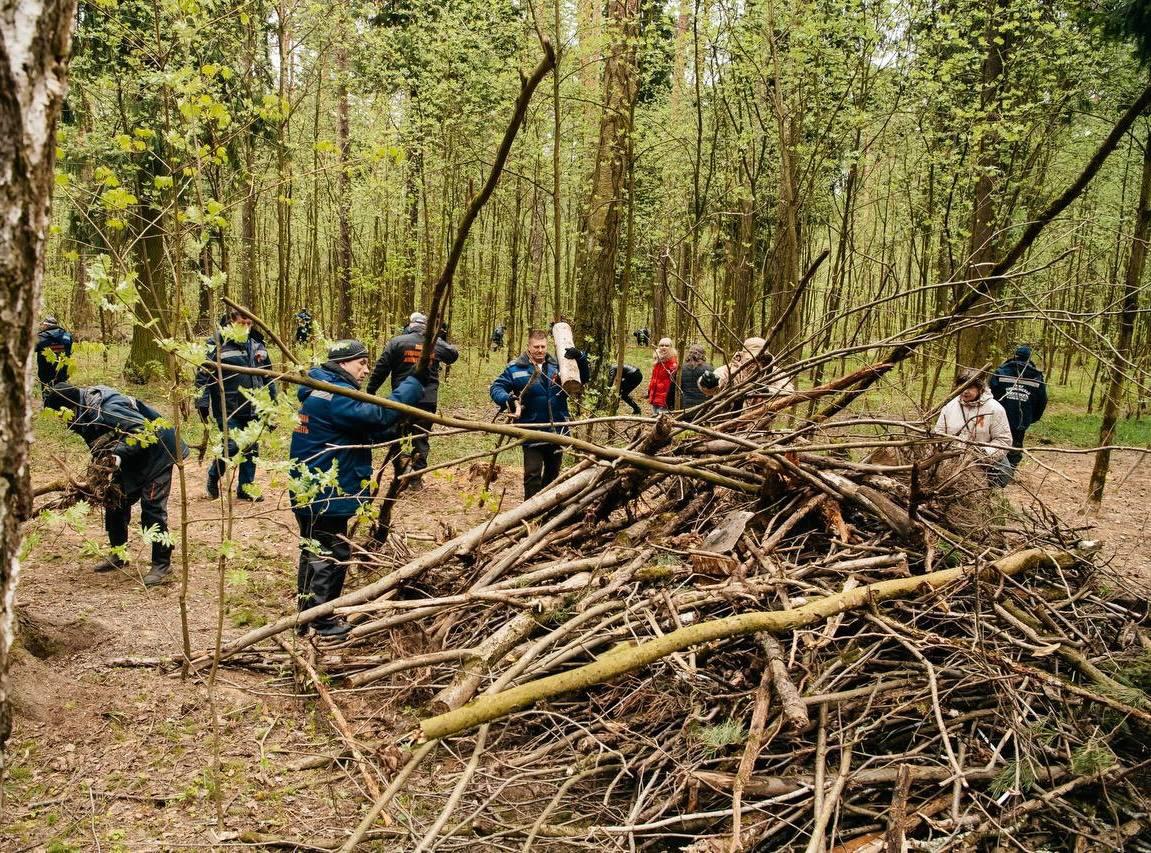Глава Городского округа Пушкинский Максим Красноцветов поучаствовал в субботнике в лесопарке Северный