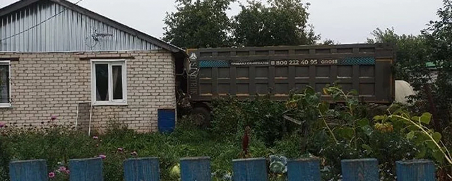 Под Нижним Новгородом КамАЗ на полной скорости протаранил стену жилого дома