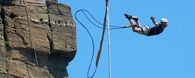 В Кабардино-Балкарии во время прыжка с канатом со склона горы разбилась девушка