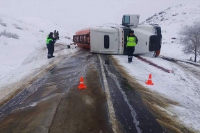 В Бурятии топливо вылилось на дорогу из опрокинувшегося бензовоза