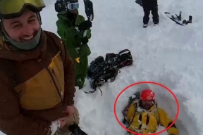 Новосибирский сноубордист спас человека после схода снежной лавины в Сочи, эпизод сняли на видео