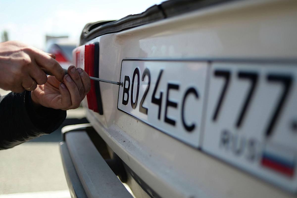 В ХМАО арестован сотрудник ГАИ из-за продажи «красивых» госномеров