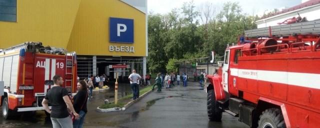В Екатеринбурге из загоревшегося ТЦ «О’Кей» эвакуировали 90 человек