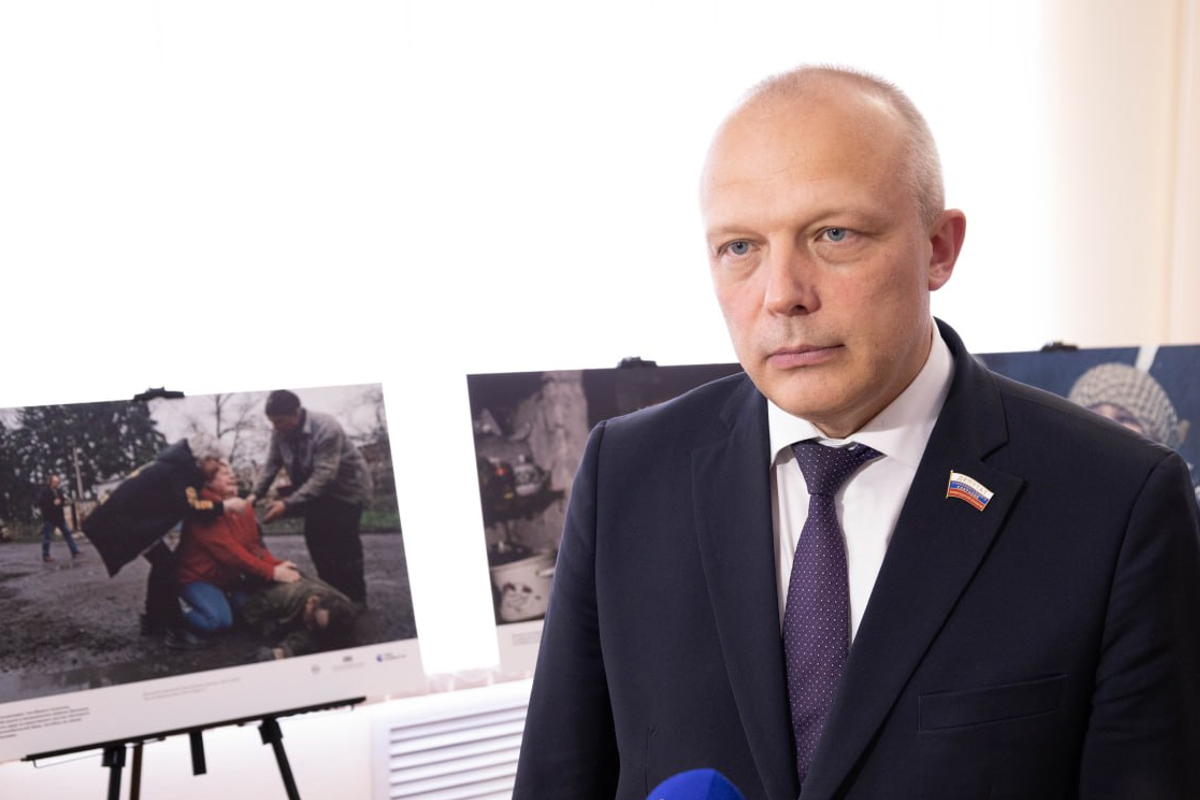 И.о. председателя ЗС Вологодчины Роман Заварин о выставке фотографий из Донбасса: Мы обязаны говорить правду и передавать эту память следующим поколениям