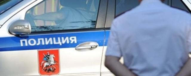 В подъезде дома на севере Москвы обнаружили труп, завернутый в ковер