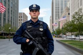 «Я лучше умру, чем испачкаю смокинг»: как голливудский агент стал звездой покушения на Трампа