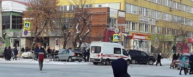 В Челябинске автомобиль влетел в толпу людей на остановке
